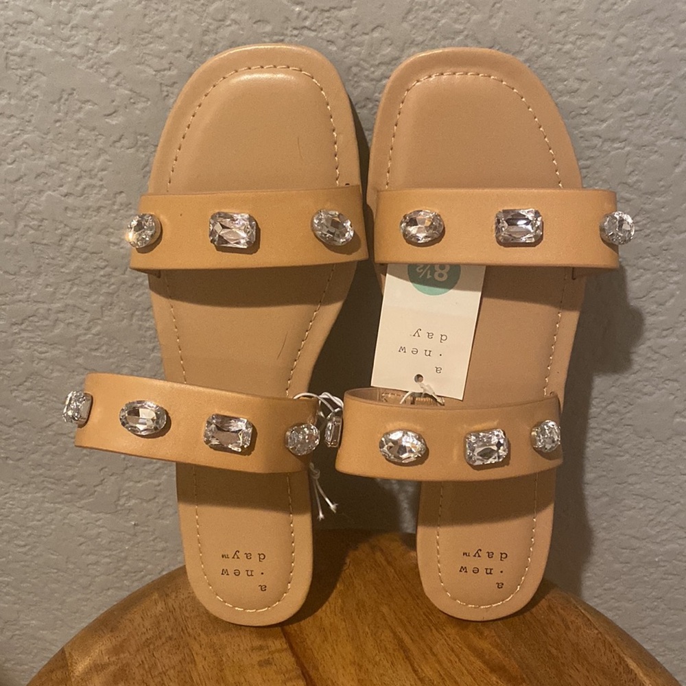 Bejeweled Bling tan sandals NEW - Picture 5 of 7